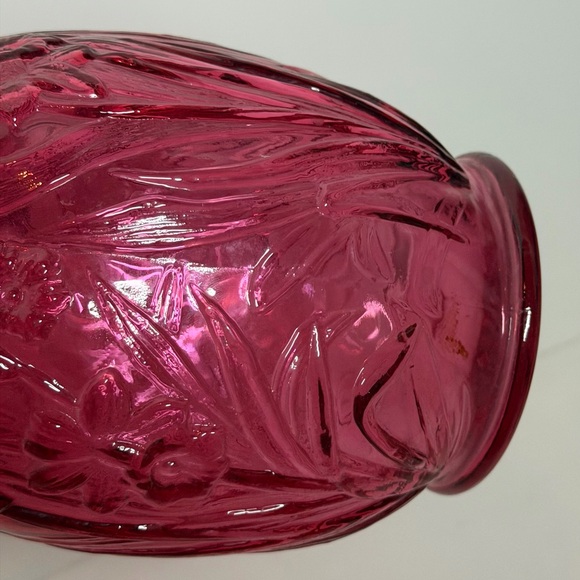 Fenton Cranberry glass vase with a ruffled rim and an embossed daffodil pattern - Picture 10 of 16